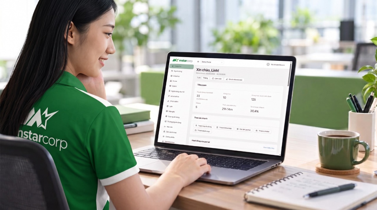Nhân viên Mstar sử dụng phần mềm LMS trên máy tính xách tay