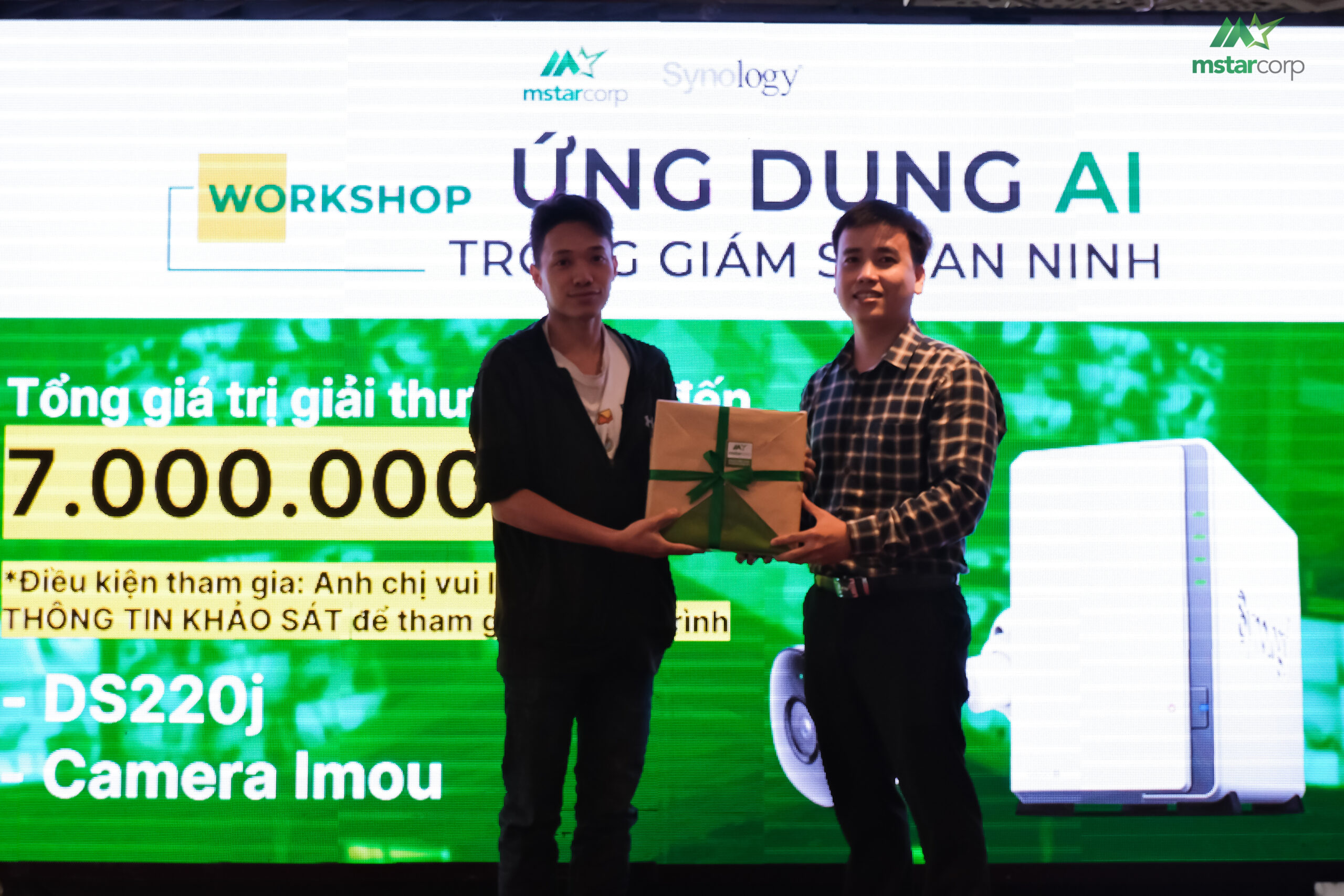 Khách tham dự may mắn nhận được phần quà của Mstar Corp