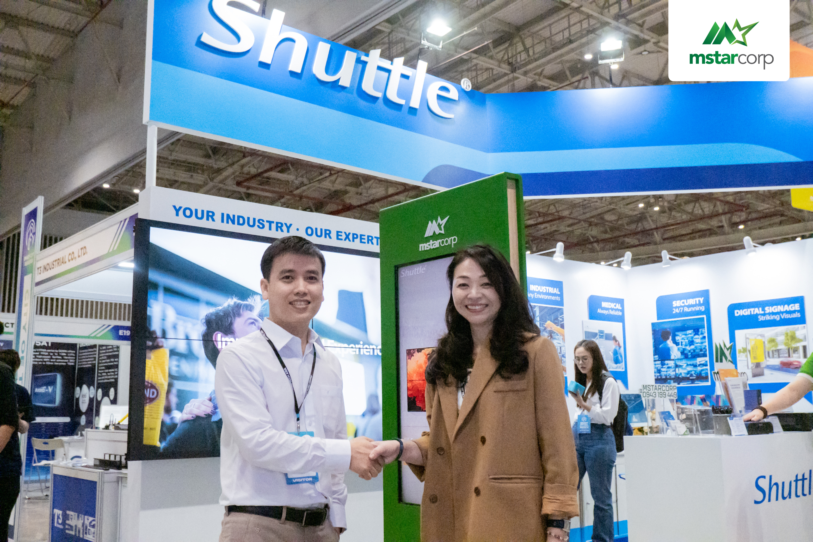 Ông Phạm Đức Long - Tổng Giám đốc Công ty Mstar Corp và Bà Kathleen Chen - Giám đốc Kinh doanh toàn cầu cấp cao của Công ty Cổ phần Shuttle, khẳng định quan hệ đối tác chiến lược