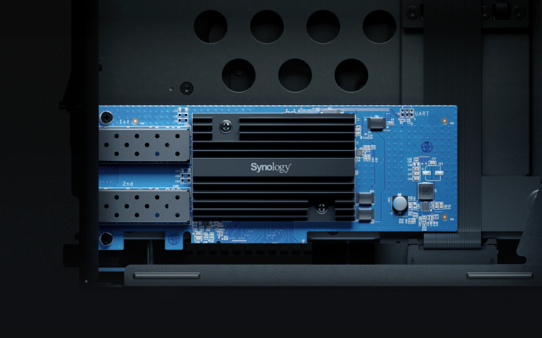 RS1221+ vs DS1825+: SSD Cache với khe cắm M.2 NVMe