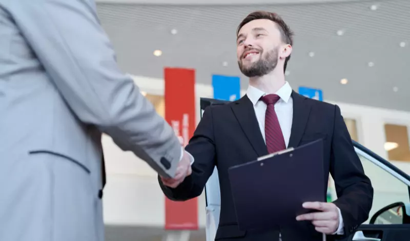 Phân biệt giữa “thuyết phục khách hàng” và “ép mua hàng”